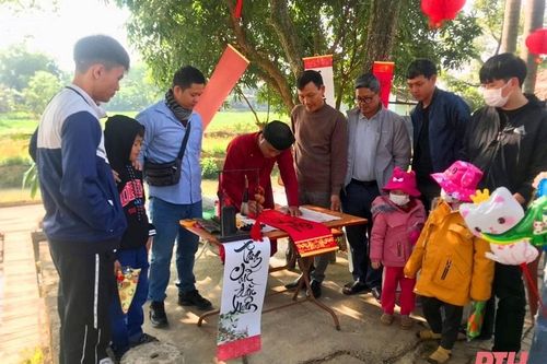 'Gieo chữ đầu năm' tại Thành nhà Hồ