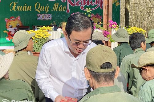 Chúc Tết, lì xì cho công nhân trong ngày làm việc đầu năm