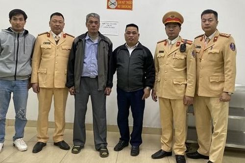 CSGT giúp người đàn ông không giấy tờ tùy thân đi lạc về với gia đình