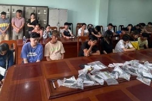 Hàng chục con bạc tụ tập đánh bài cào bị bắt quả tang