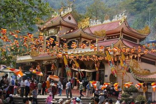 Bí kíp đi lễ hội mùa xuân an toàn, cầu tài đắc tài, cầu lộc đắc lộc, vui khỏe và không bị phạt hành chính