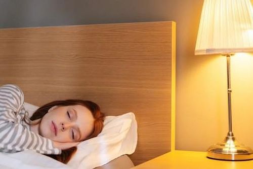 Vì sao không nên bật đèn khi ngủ?