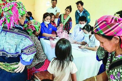 Vượt rừng chữa bệnh cho người dân