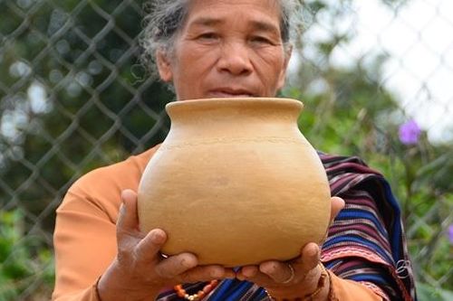 Về miền gốm cổ Churu…