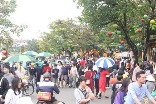 Du khách nườm nượp đổ về phố cổ Hội An du xuân