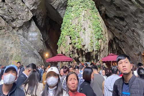 Mất một giờ mới nhích được 500 m lên chùa Hương