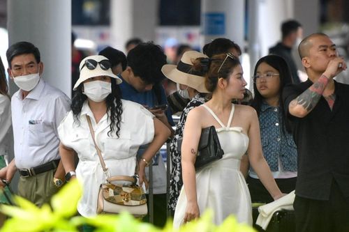 Hàng dài người chờ bắt taxi ở sân bay Tân Sơn Nhất ngày mùng 5 Tết