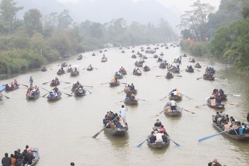 Nườm nượp thuyền, đò trên suối Yến – chùa Hương mùng 5 Tết