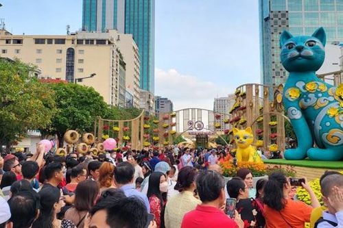 Hàng nghìn người dân đổ về tham quan đường hoa Nguyễn Huệ ngày cuối mở cửa