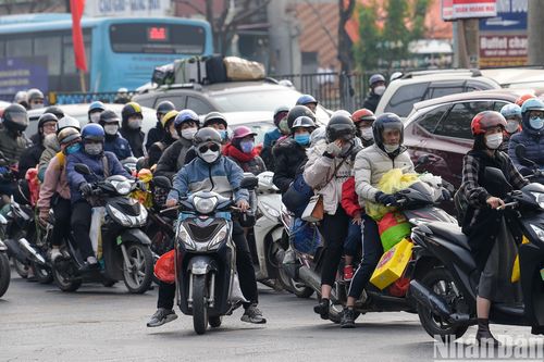 Người dân lỉnh kỉnh đồ đạc trở lại Thủ đô sau kỳ nghỉ Tết Nguyên đán
