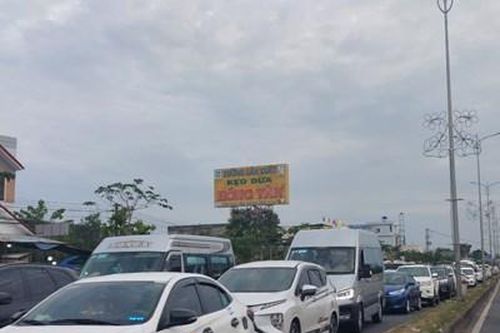 Công nhân trở lại làm việc nhiều tuyến đường miền Tây ùn tắc cục bộ