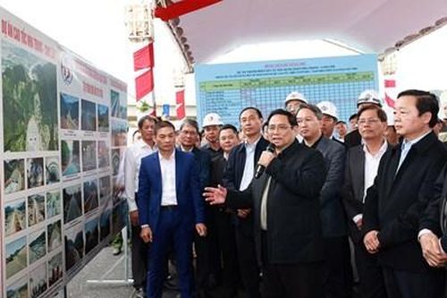 Thủ tướng Chính phủ Phạm Minh Chính kiểm tra dự án xây dựng đường bộ cao tốc Nha Trang - Cam Lâm