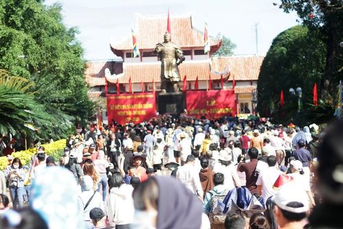 Dòng người đông nghẹt đến tham quan Bảo tàng vua Quang Trung - Nguyễn Huệ dịp đầu xuân