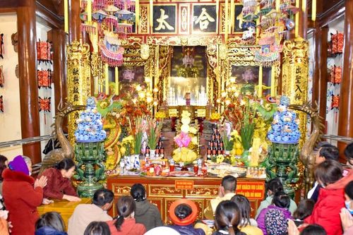 Hàng ngàn người chen chân đi lễ Na Sơn động phủ đầu năm