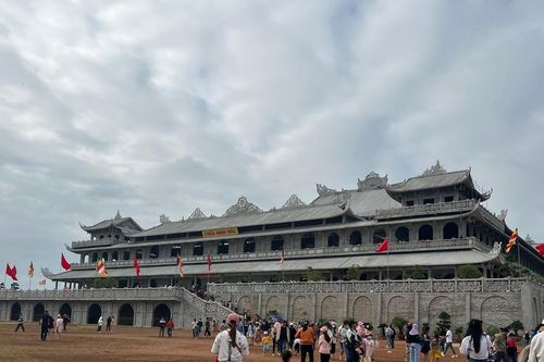 Người dân đổ dồn đến tham quan Chùa Minh Đức