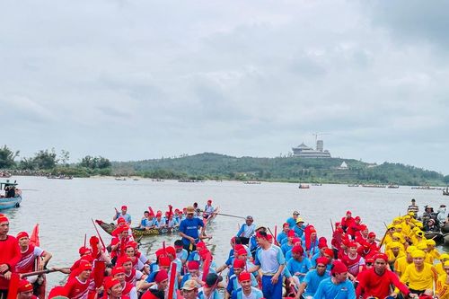 Sôi nổi lễ hội đua thuyền đầu năm ở Quảng Ngãi