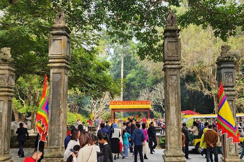 Hàng chục nghìn người tham quan Khu di tích Lam Kinh trong dịp Tết