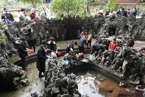 Đầu năm, người dân đổ về đền Cặp Tiên lấy nước giếng cầu may