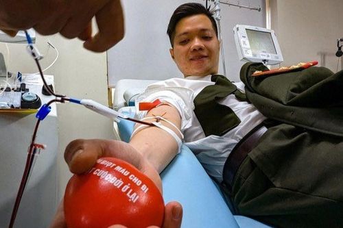 Thượng úy công an Hà Nội hiến máu cứu sống cháu bé 1 tuổi