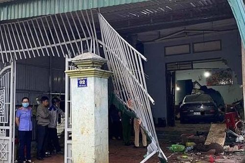 Tài xế say rượu lái ô tô lao vào nhà dân tông chết người đàn ông