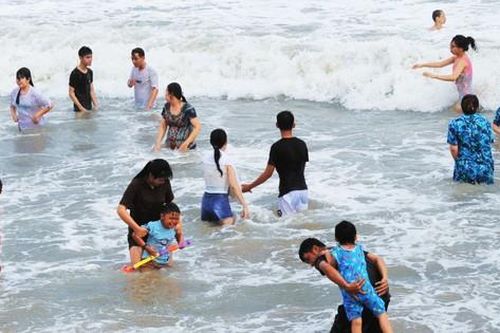 Biển Vũng Tàu đông nghịt người dịp Tết Quý Mão
