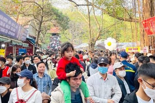 'Biển người' về Bắc Ninh trẩy hội chùa Phật Tích đầu xuân