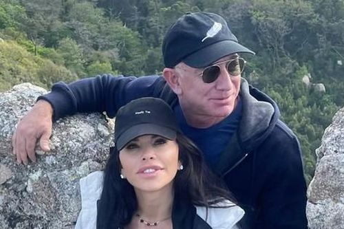 Bạn gái ca ngợi tỷ phú Jeff Bezos