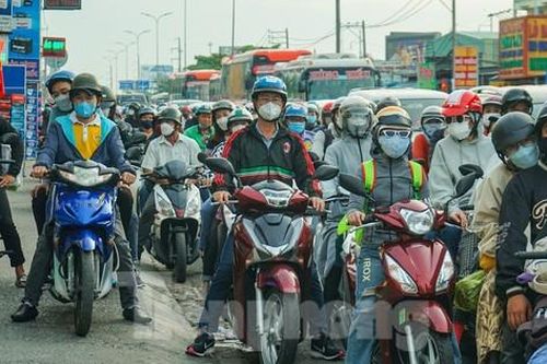 Mùng 5 Tết, người dân ùn ùn trở lại TPHCM, cửa ngõ phía Tây tăng nhiệt