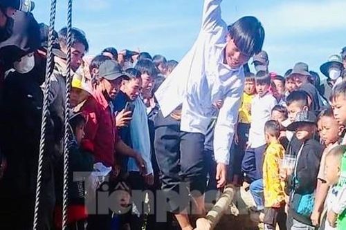 Đông nghịt khách đến lễ hội Lồng tồng ở Tây Nguyên