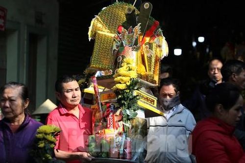 Tiền lẻ kín mâm lễ, ngựa giấy bủa vây Đền Củi ngày đầu năm