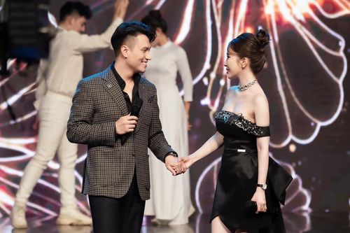 Việt Anh nắm tay Quỳnh Nga, song ca tình tứ 'Trái tim không ngủ yên'