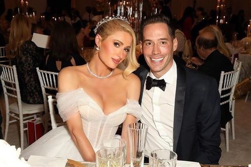 Paris Hilton hạnh phúc đón con đầu lòng ở tuổi 42