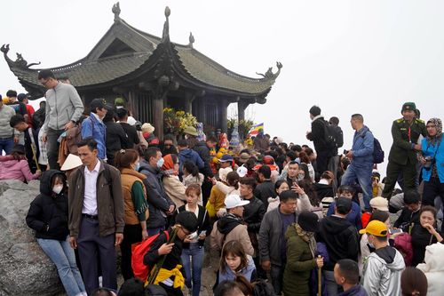 Vạn người đổ về Yên Tử, vẫn cảnh chà tiền vào chuông chùa Đồng