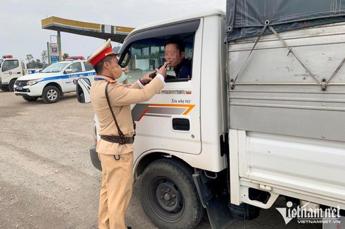 Công an Hòa Bình tổng kiểm soát ô tô chở khách