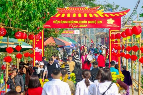 Du khách nhộn nhịp dâng hương cầu may tại Nghệ An