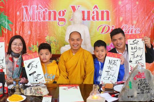 Lễ khai bút, cho chữ đầu Xuân tại các chùa ở Nghệ An