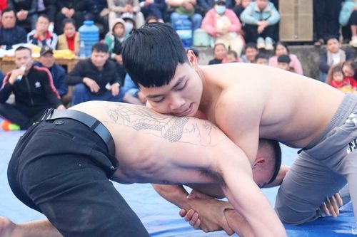 Hấp dẫn hội vật đầu Xuân trên quê Bác