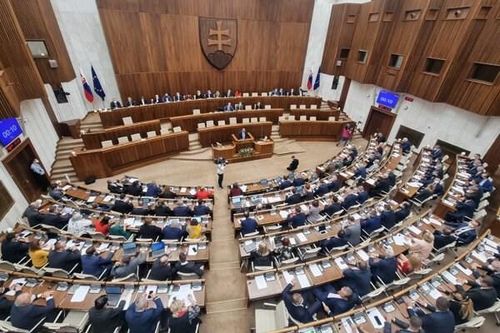 Slovakia thông qua điều chỉnh hiến pháp cho phép bầu cử trước thời hạn