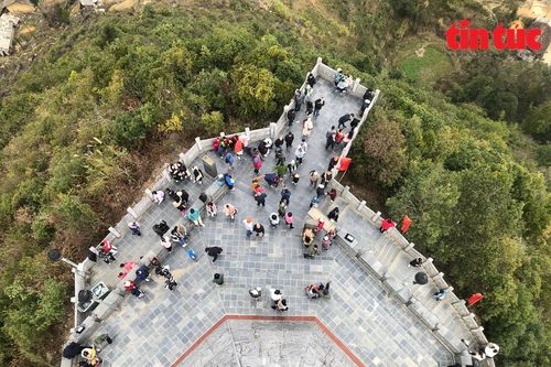 Ngày xuân, đông đảo du khách lên cột cờ Lũng Cú