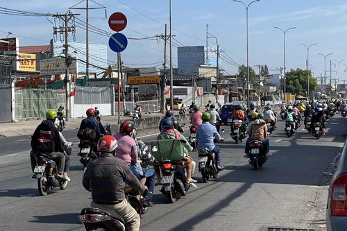 Người dân ùn ùn trở lại TP Hồ Chí Minh trong ngày mùng 5 Tết