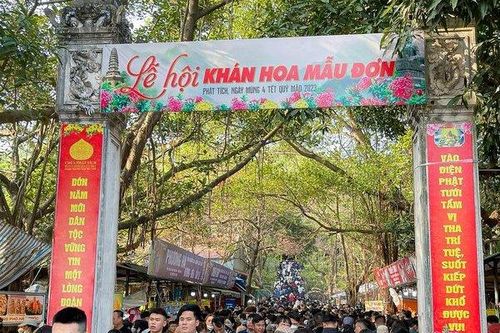 Biển người đi chùa Phật Tích đầu Xuân Quý Mão
