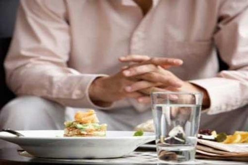 4 thói quen ăn tối tàn phá sức khỏe, suy giảm tuổi thọ nhưng đa số người Việt mắc phải