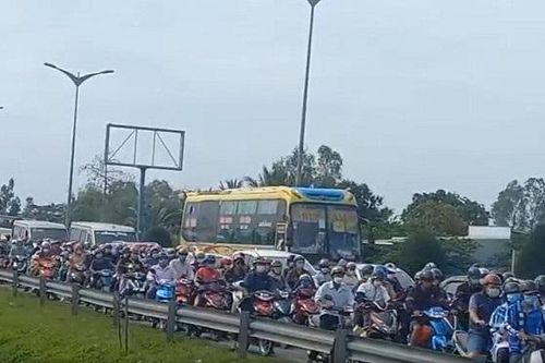 Người dân miền Tây 'nhích từng chút' trên Quốc lộ 1 về nơi làm việc trong ngày mùng 4 Tết