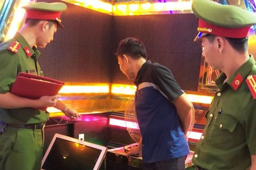 Quán karaoke bị kiểm tra, nữ chủ quán 'nổi điên' và hành động khó chấp nhận