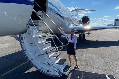 Nghề làm tiếp viên hàng không cho giới siêu giàu: Thu nhập lớn nhưng áp lực 'trên trời'