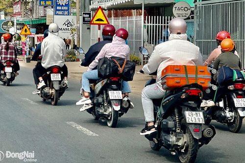 Dòng người ồ ạt đổ về các đô thị trong ngày Mùng 5 Tết