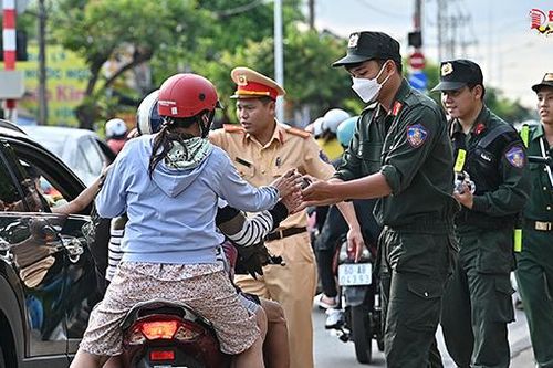 Cảnh sát giao thông tiếp tục 'tiếp sức' người dân quay lại sau Tết
