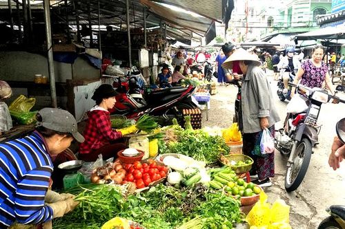 Giá một số mặt hàng tươi sống còn cao