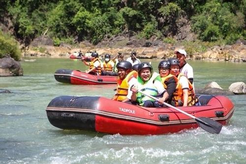 Du khách chen chân đi ngắm thác ngày Xuân