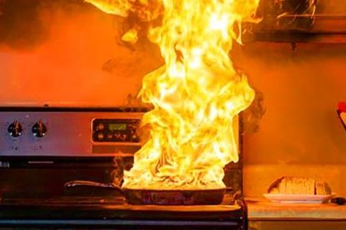 Mâu thuẫn gia đình, 1 người nước ngoài chốt cửa rồi đổ xăng tự phóng hỏa